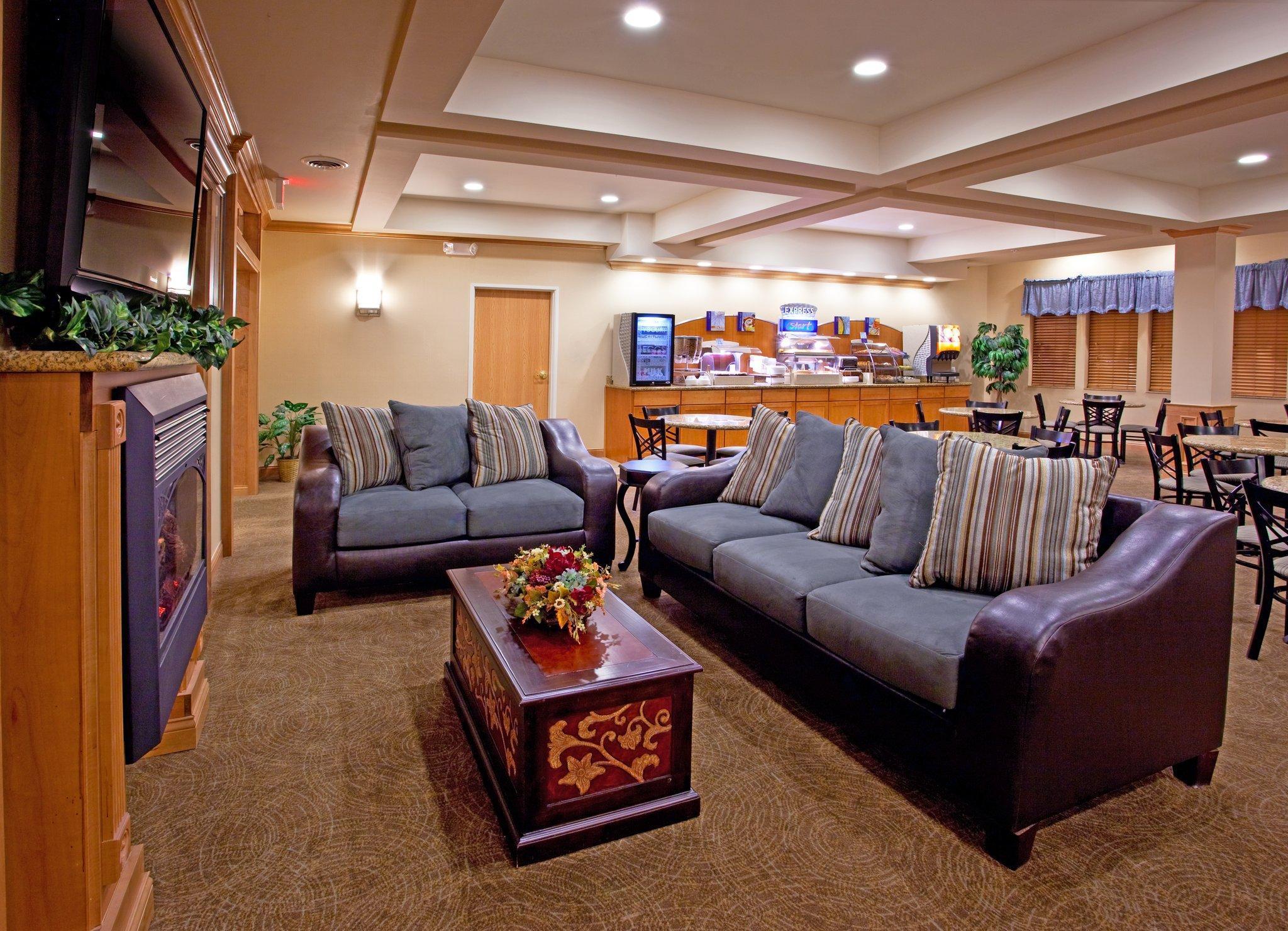 Holiday Inn Express Hotel & Suites Chesterfield - Selfridge Area By Ihg Екстериор снимка